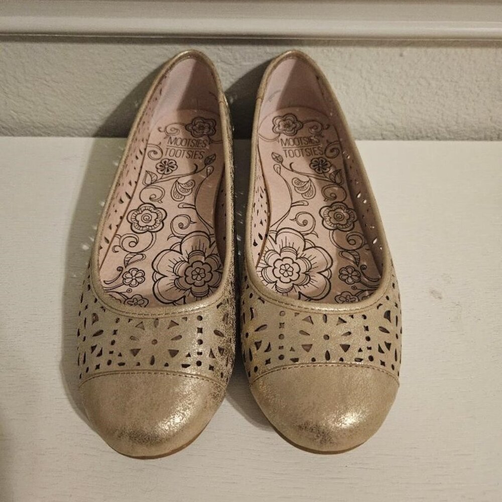 EUC Women's Mootsies Tootsies Antique Gold Scroll Flats, Size 10M